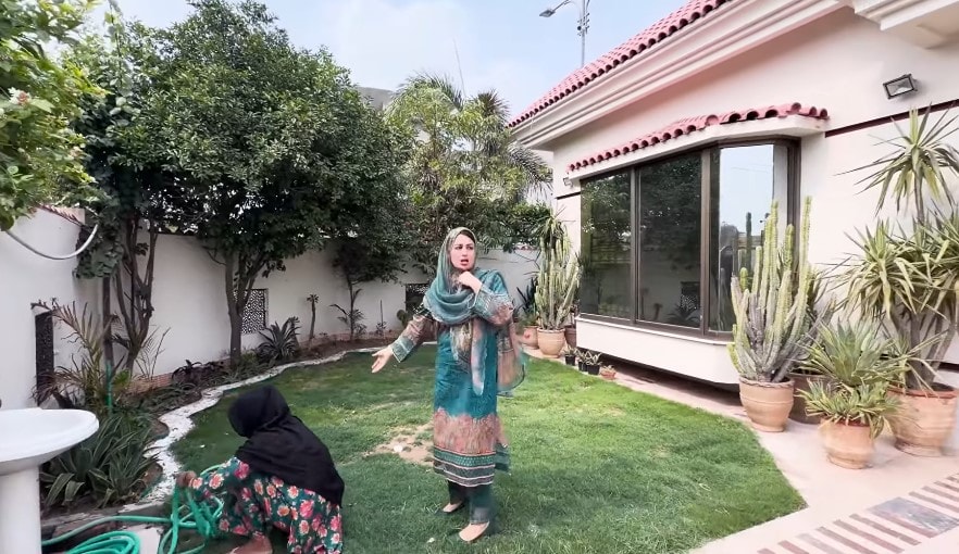 Aroosa Iqrar Ul Hassan Gives Home Tour Of Farah Iqrar