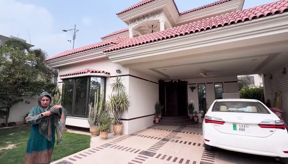 Aroosa Iqrar Ul Hassan Gives Home Tour Of Farah Iqrar