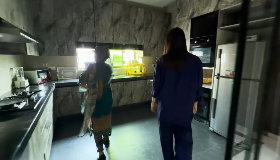 Aroosa Iqrar Ul Hassan Gives Home Tour Of Farah Iqrar