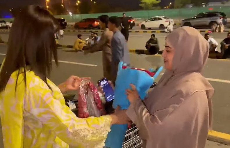Farah Iqrar Ul Hassan Hajj Surprise From Aroosa Iqrar