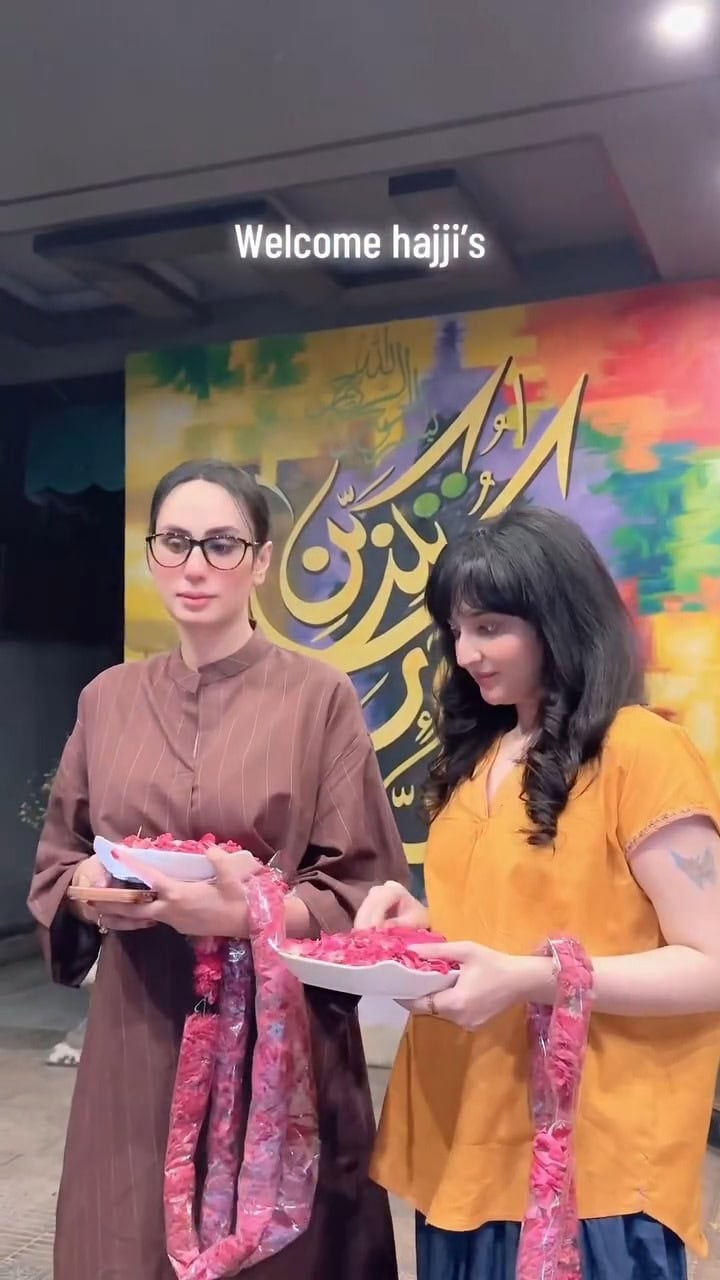 Nargis Heartwarming Welcome By Deedar After Hajj Nargis Heartwarming Welcome By Deedar After Hajj