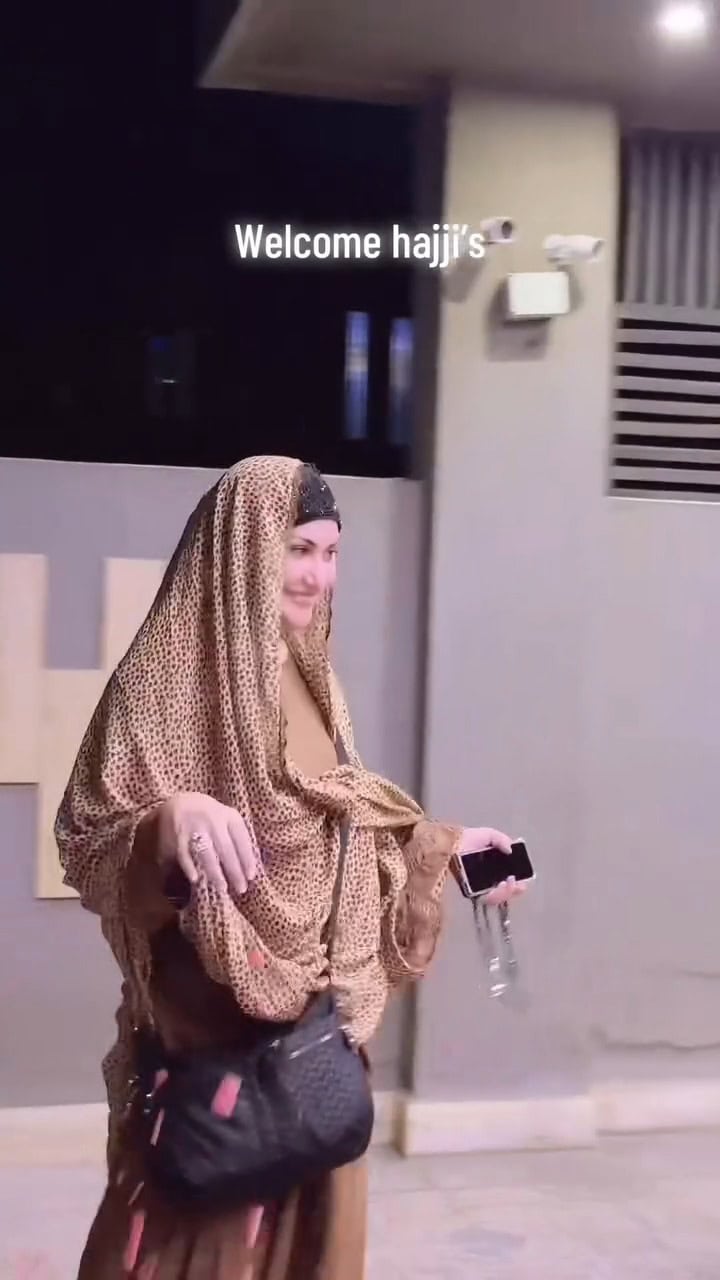 Nargis Heartwarming Welcome By Deedar After Hajj Nargis Heartwarming Welcome By Deedar After Hajj