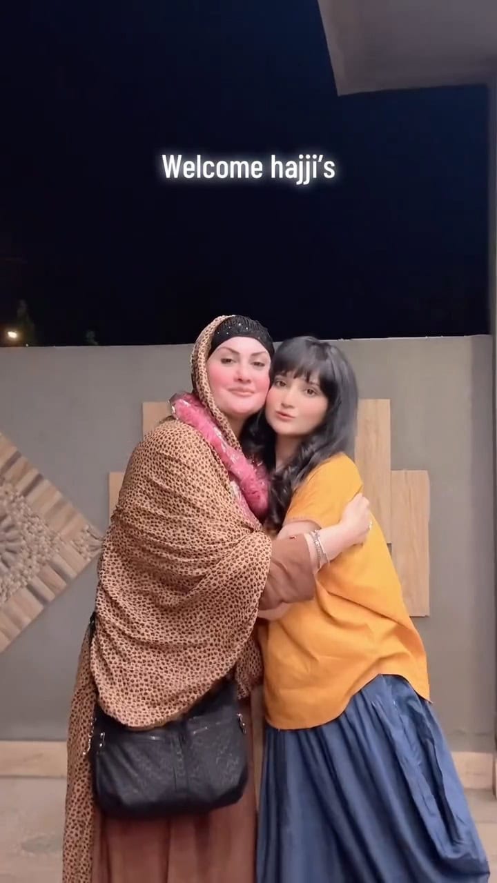Nargis Heartwarming Welcome By Deedar After Hajj Nargis Heartwarming Welcome By Deedar After Hajj