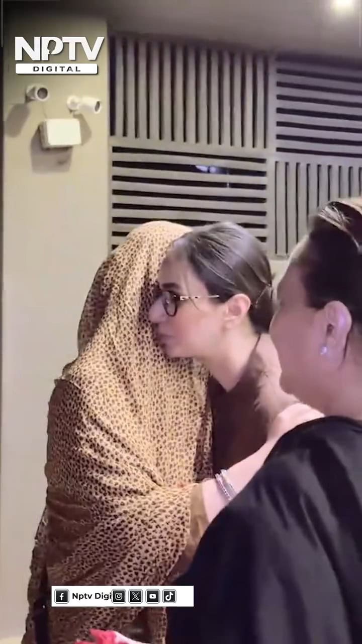 Nargis Heartwarming Welcome By Deedar After Hajj Nargis Heartwarming Welcome By Deedar After Hajj