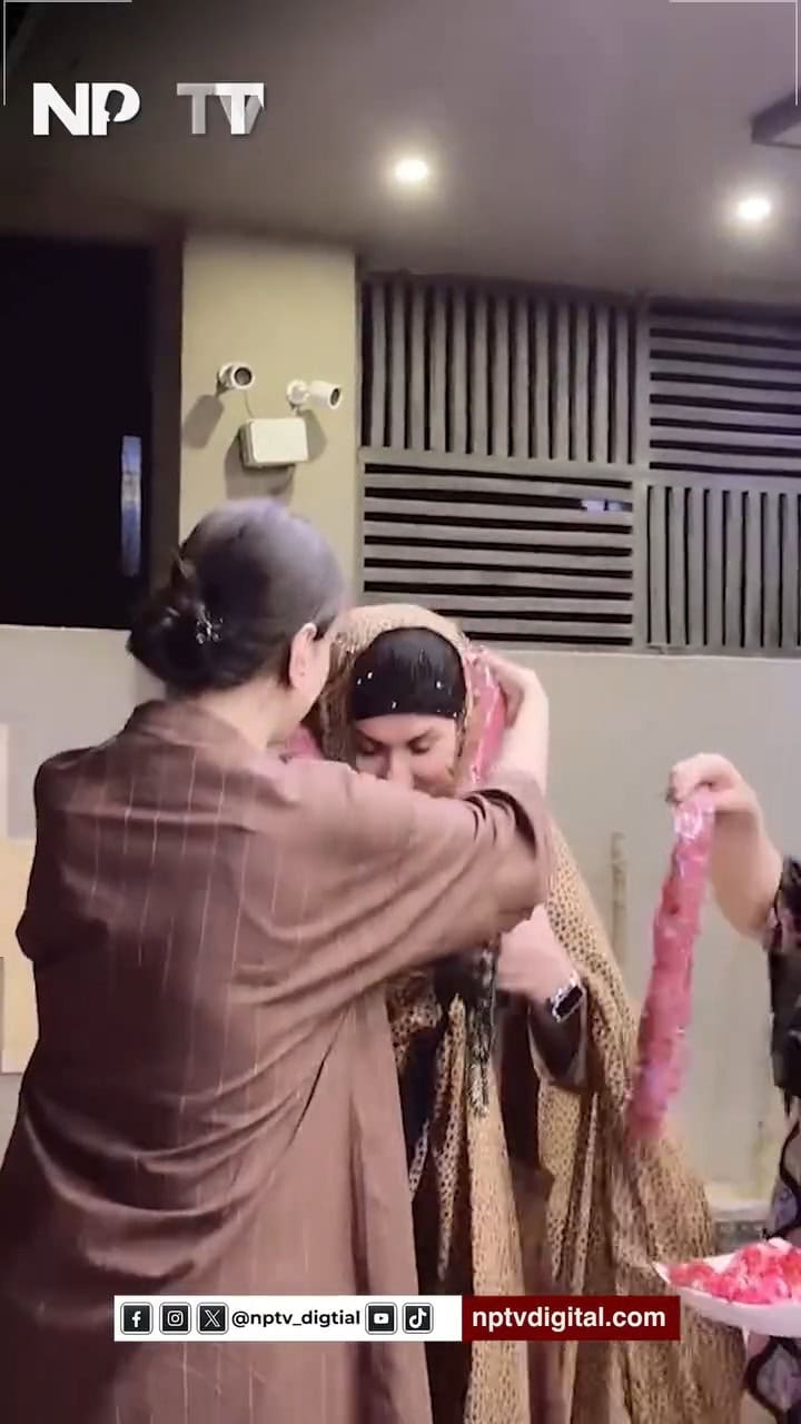 Nargis Heartwarming Welcome By Deedar After Hajj Nargis Heartwarming Welcome By Deedar After Hajj