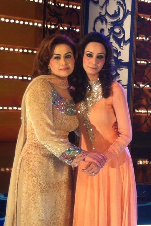 Nargis Heartwarming Welcome By Deedar After Hajj Nargis Heartwarming Welcome By Deedar After Hajj