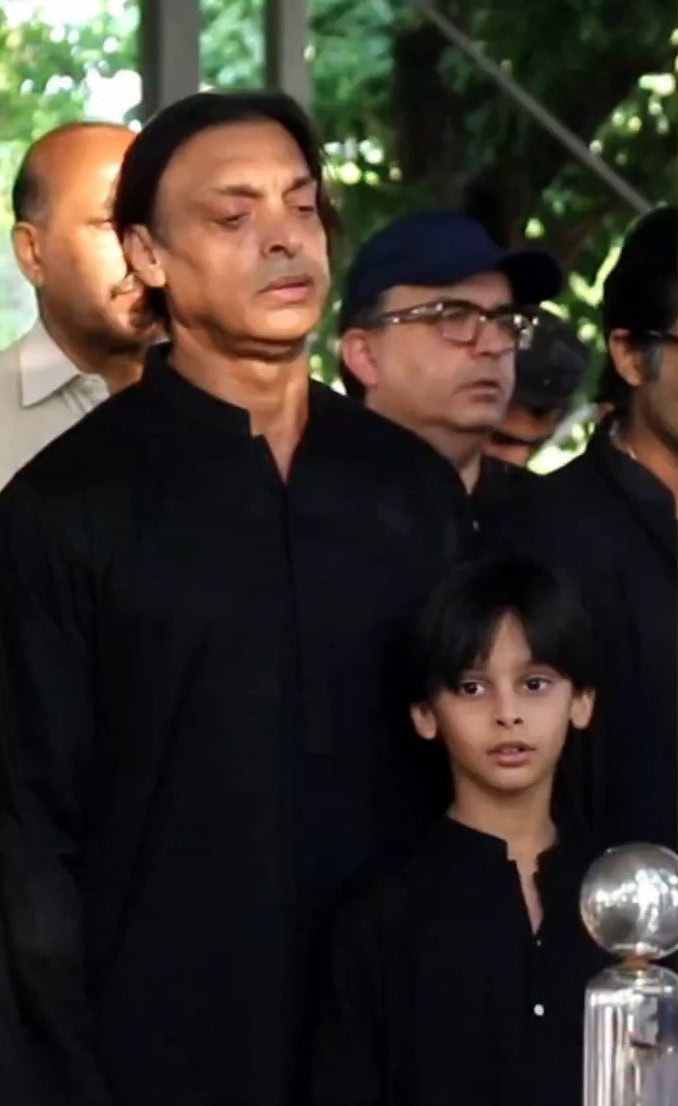 Indian Media Trolled On Sensationalizing Shoaib Akhtar’s Brother’s Funeral