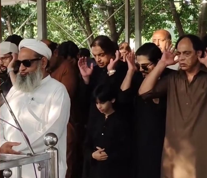 Indian Media Trolled On Sensationalizing Shoaib Akhtar’s Brother’s Funeral