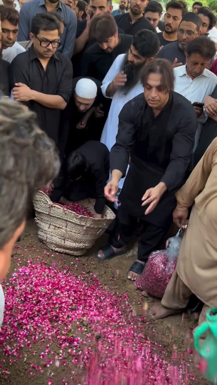 Shoaib Akhtar Emotional Alongside Son At Brother’s Funeral