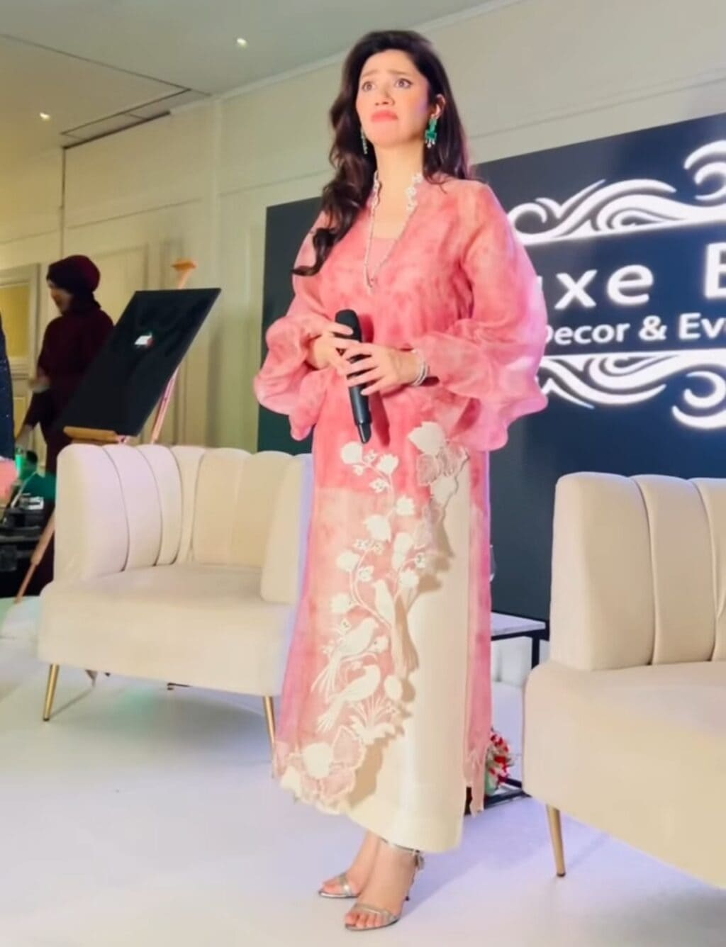 Mahira Khan Faces Backlash For Her Hypocrisy Mahira Khan Faces Backlash For Her Hypocrisy