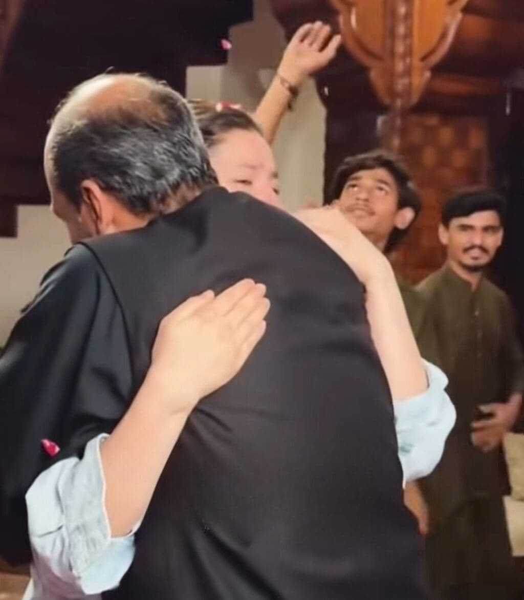 Mahira Khan's Emotional Video from Mitti De Baway Set Mahira Khan’s Emotional Video from Mitti De Baway Set