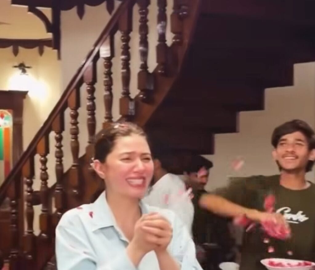 Mahira Khan's Emotional Video from Mitti De Baway Set Mahira Khan’s Emotional Video from Mitti De Baway Set