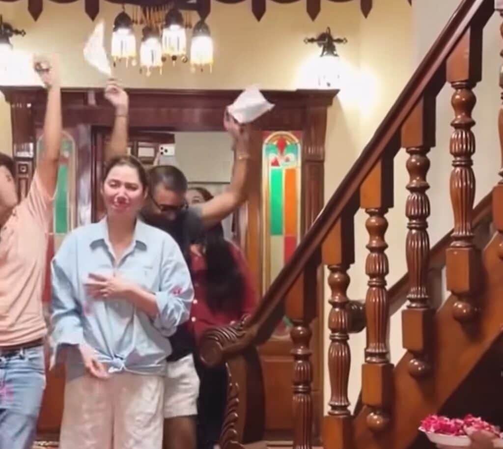 Mahira Khan's Emotional Video from Mitti De Baway Set Mahira Khan’s Emotional Video from Mitti De Baway Set