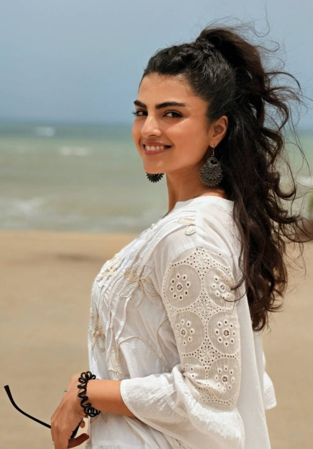 Actress Sarah Aijaz Khan Apologizes for Throwing Islamic Books in Zabt Actress Sarah Aijaz Apologizes for Throwing Islamic Books in Zabt