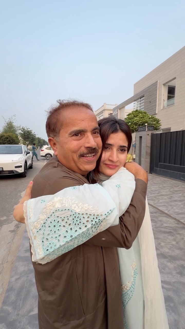 Aroob Jatoi's Emotional Gesture For Parents Wins Hearts Aroob Jatoi’s Emotional Gesture For Parents Wins Hearts