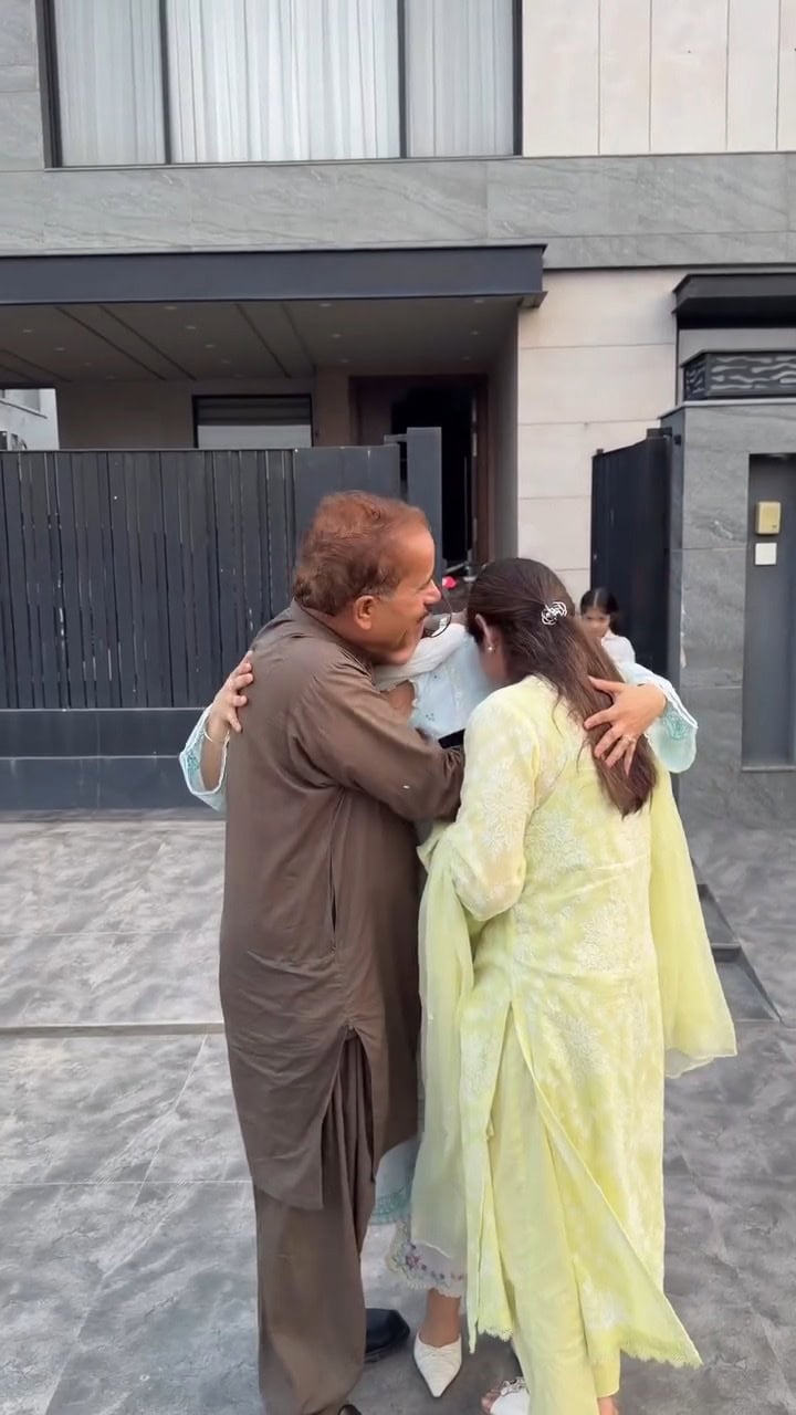 Aroob Jatoi's Emotional Gesture For Parents Wins Hearts Aroob Jatoi’s Emotional Gesture For Parents Wins Hearts