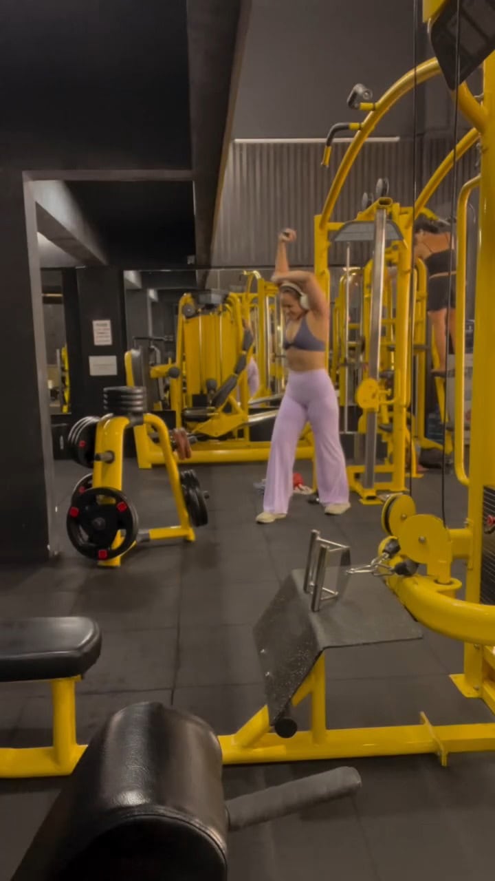Faryal Mehmood Shows Off Toned Physique In New Video Faryal Mehmood Shows Off Toned Physique In New Videos