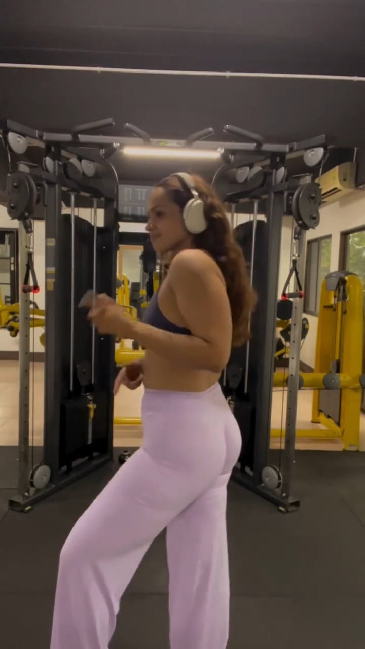 Faryal Mehmood Shows Off Toned Physique In New Video Faryal Mehmood Shows Off Toned Physique In New Videos