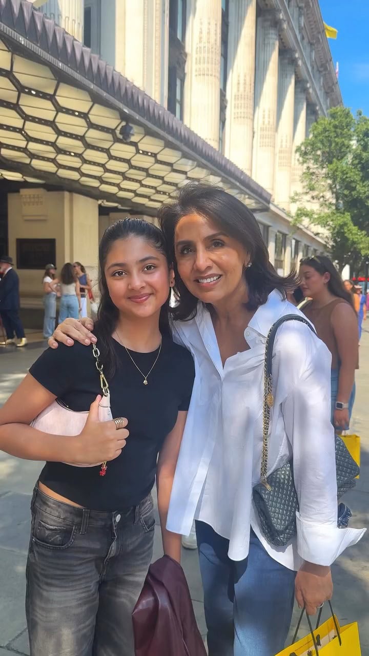 Fiza Ali & Faraal Meet Neetu Kapoor In UK Fiza Ali & Faraal Meet Neetu Kapoor In UK