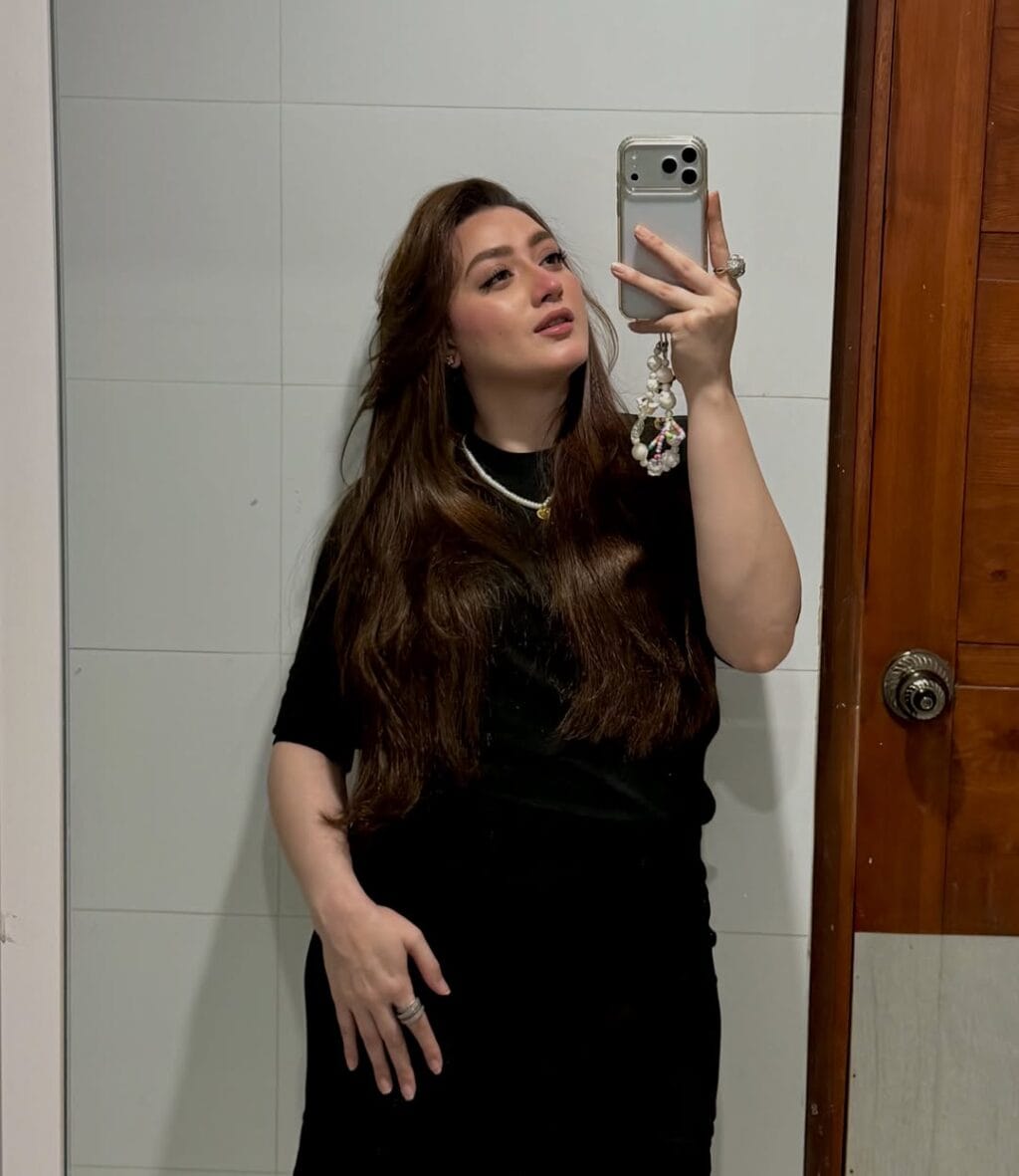 Javed Sheikh's Flirtation With Momina Iqbal Elicits Reactions Momina Iqbal & Javed Sheikh’s Flirty Video Goes Viral