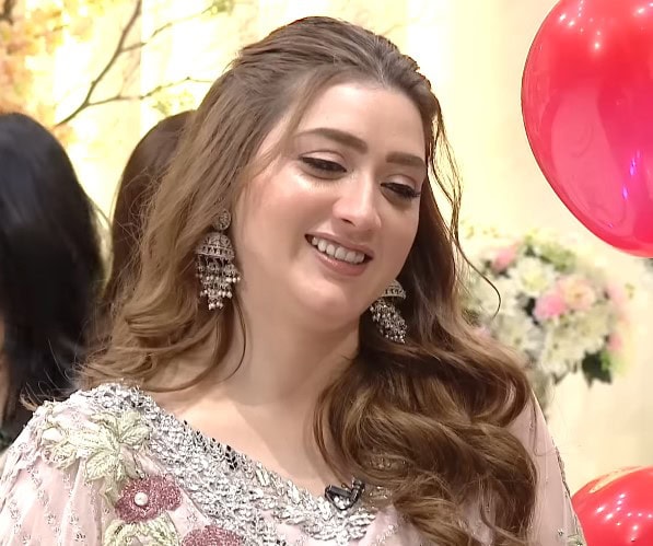 Javed Sheikh's Flirtation With Momina Iqbal Elicits Reactions Momina Iqbal & Javed Sheikh’s Flirty Video Goes Viral