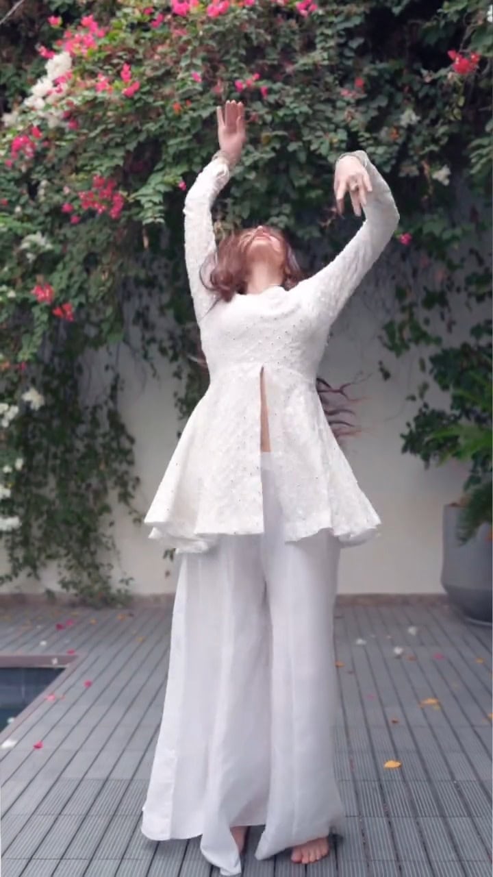 Zoya Nasir's Attempt At Classical Dancing Deemed Unimpressive Zoya Nasir’s Attempt At Classical Dancing Deemed Unimpressive