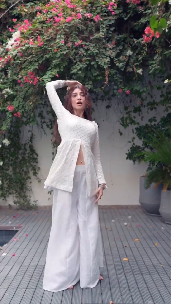 Zoya Nasir's Attempt At Classical Dancing Deemed Unimpressive Zoya Nasir’s Attempt At Classical Dancing Deemed Unimpressive