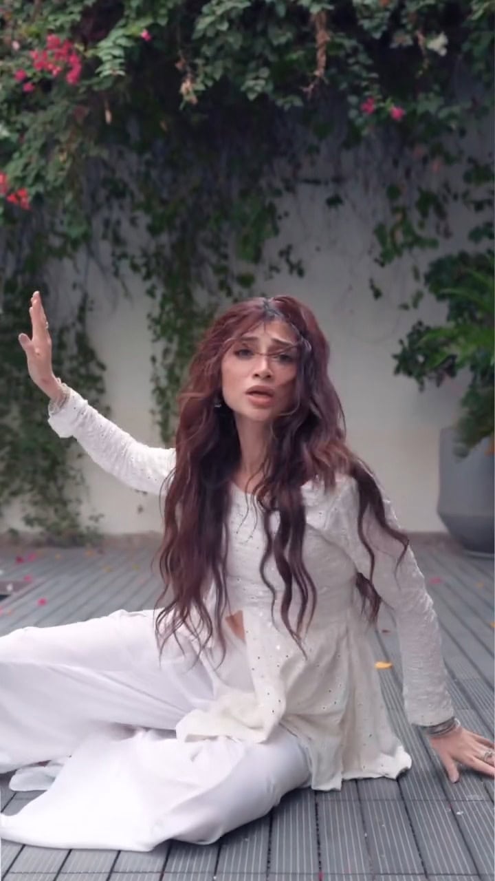 Zoya Nasir's Attempt At Classical Dancing Deemed Unimpressive Zoya Nasir’s Attempt At Classical Dancing Deemed Unimpressive