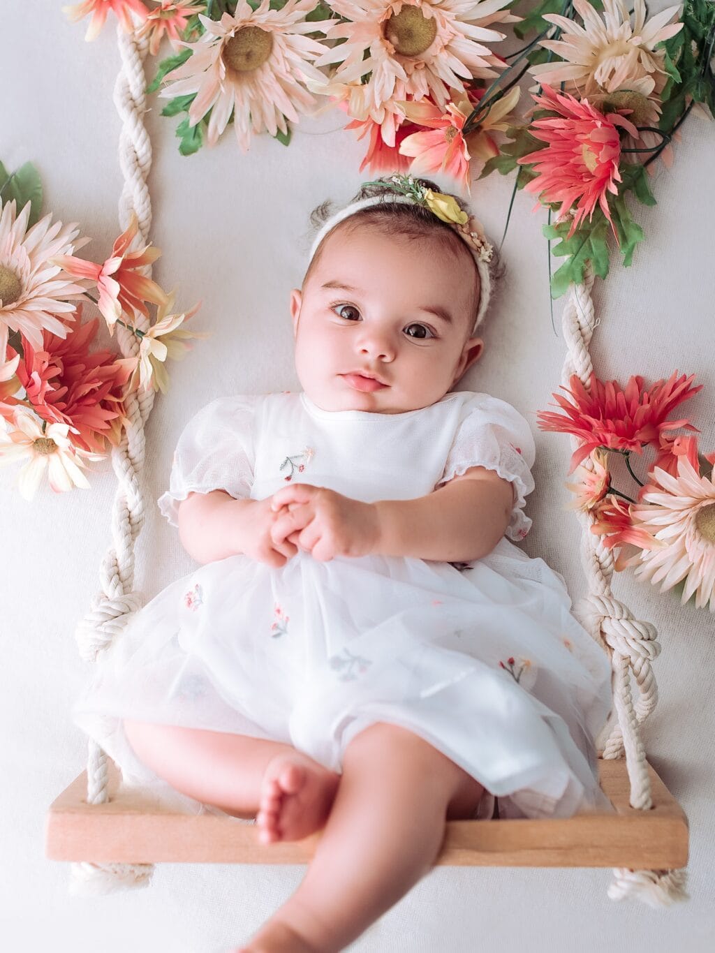 Iqra Aziz Reveals Daughter’s Face in a Cute Photoshoot