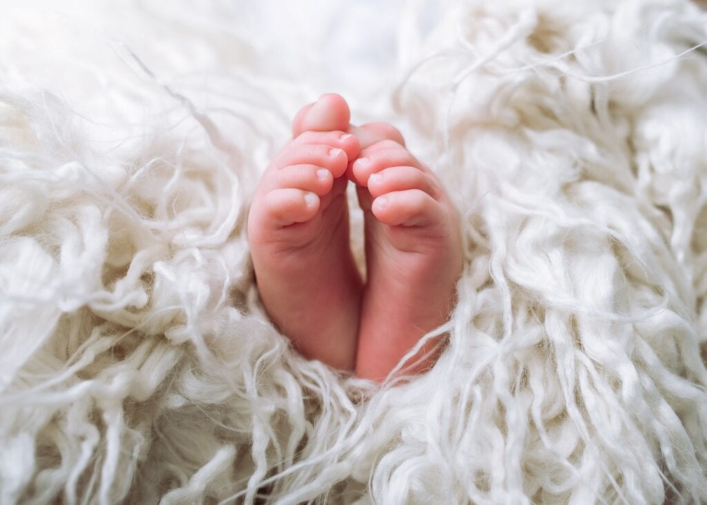 Iqra Aziz Reveals Daughter’s Face in a Cute Photoshoot