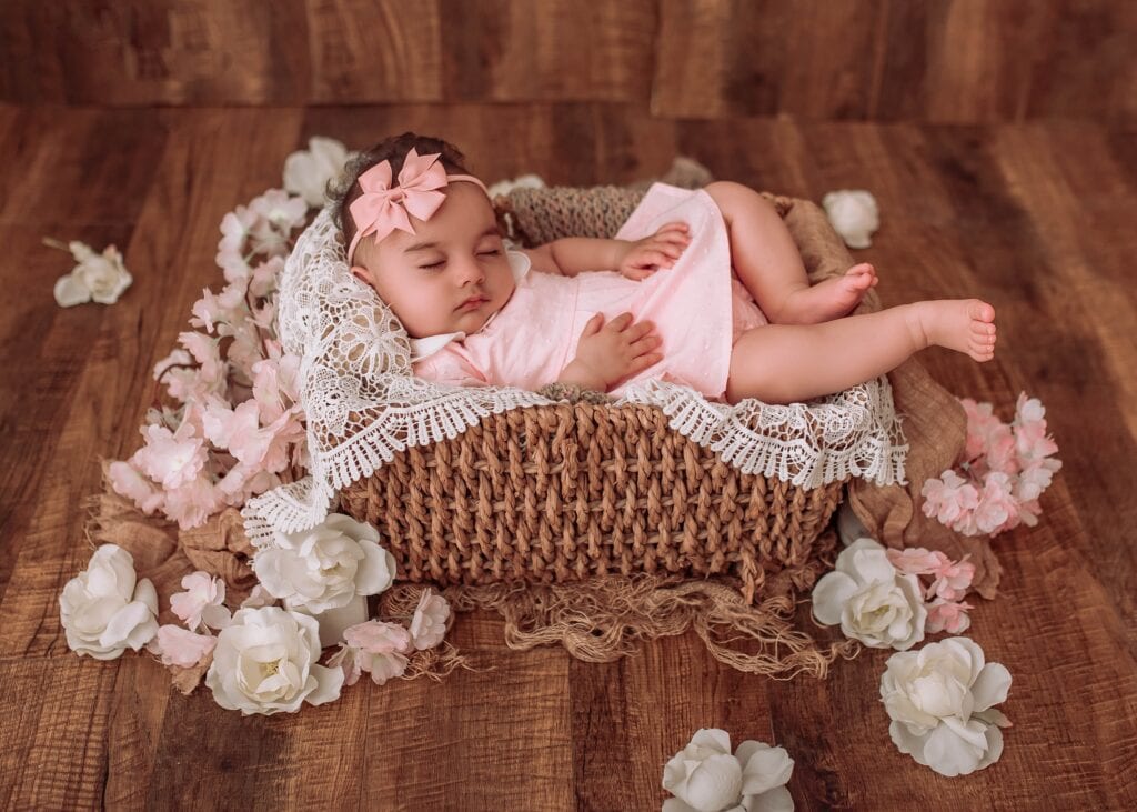 Iqra Aziz Reveals Daughter’s Face in a Cute Photoshoot