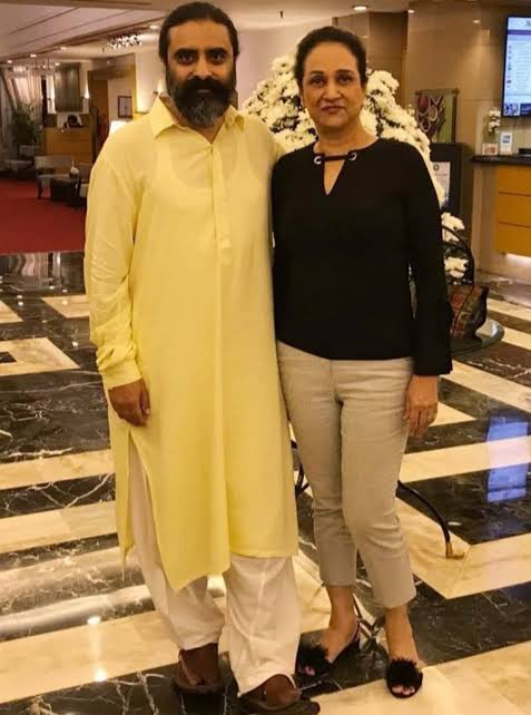 Dr Omer Adil Calls Bushra Ansari’s Husband Gold Digger