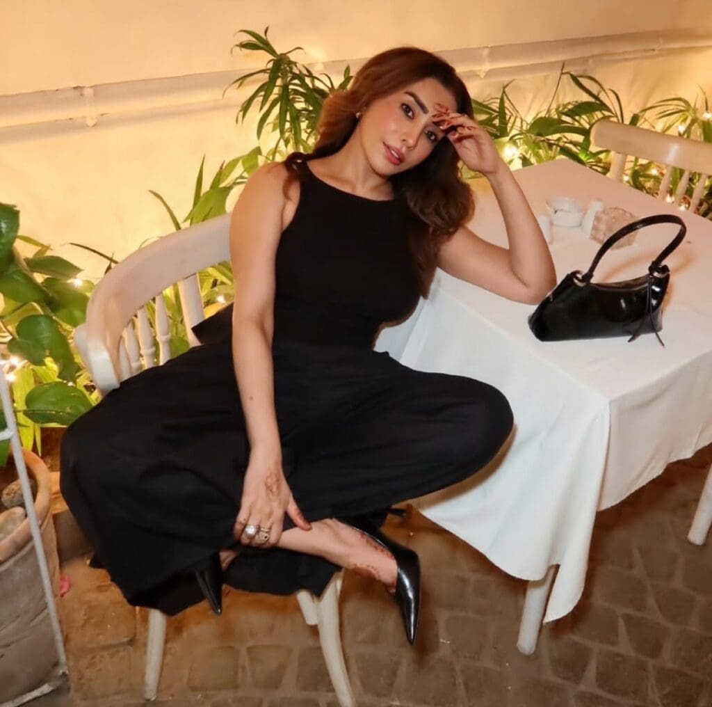 Maira Khan’s Bold Dressing & Travel Reels Get Criticism