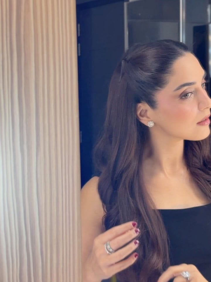Maya Ali’s Glamorous Birthday Celebration With Friends