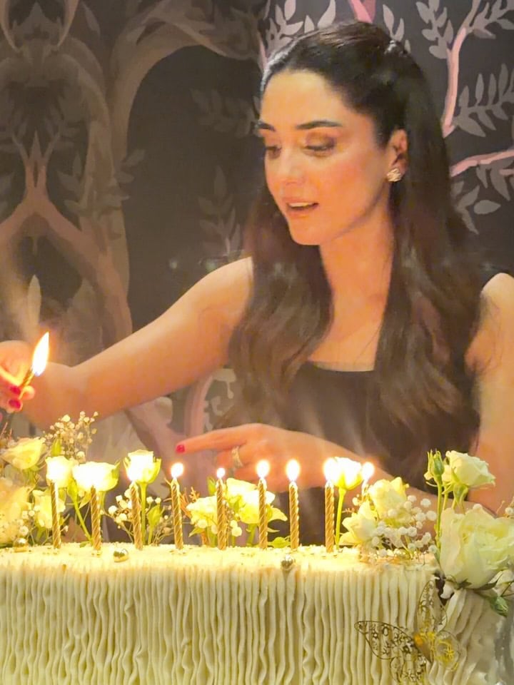 Maya Ali’s Glamorous Birthday Celebration With Friends