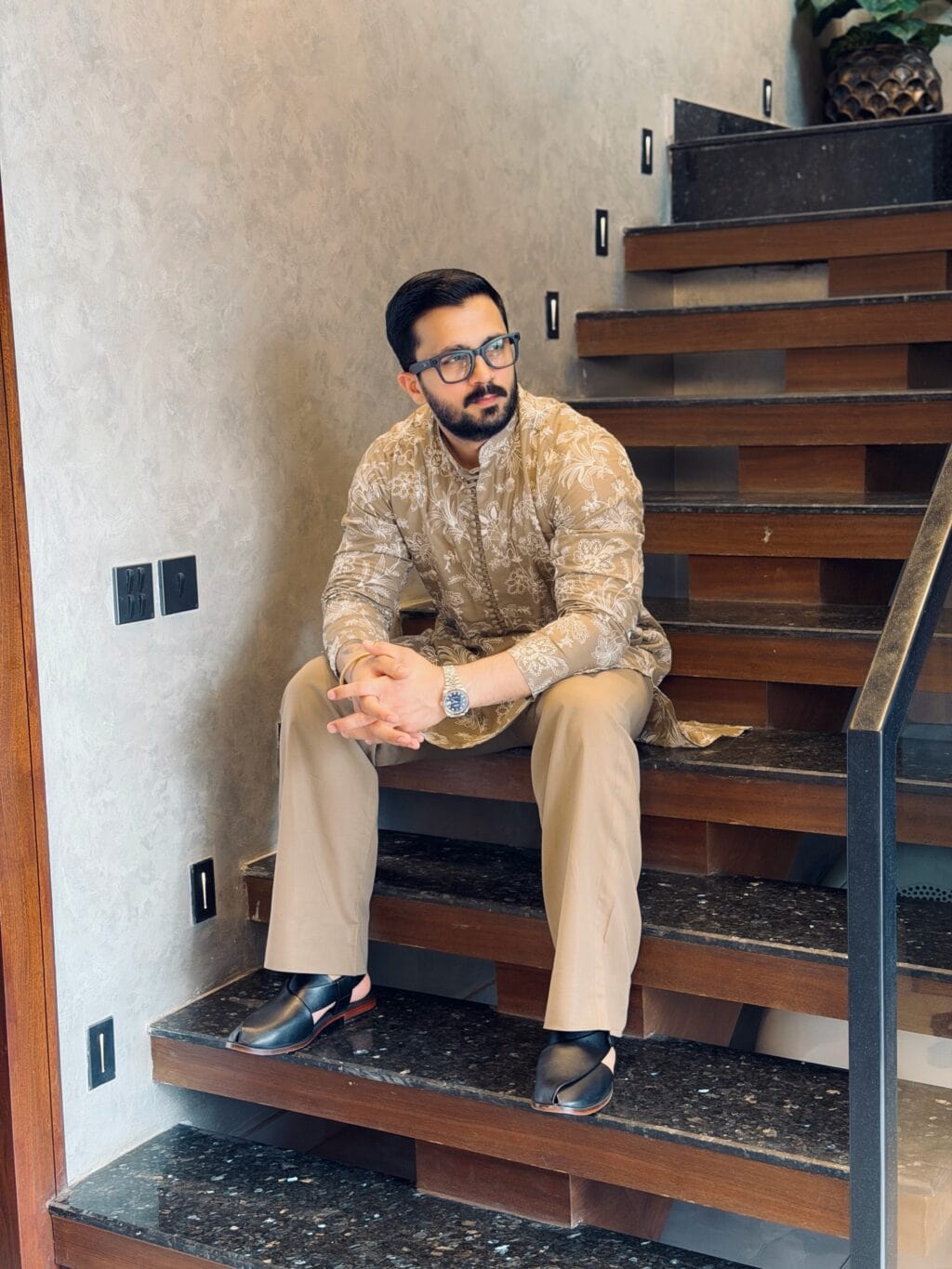 Rajab Butt's Crazy Fan Encounter Goes Viral Rajab Butt’s Crazy Fan Encounter Goes Viral
