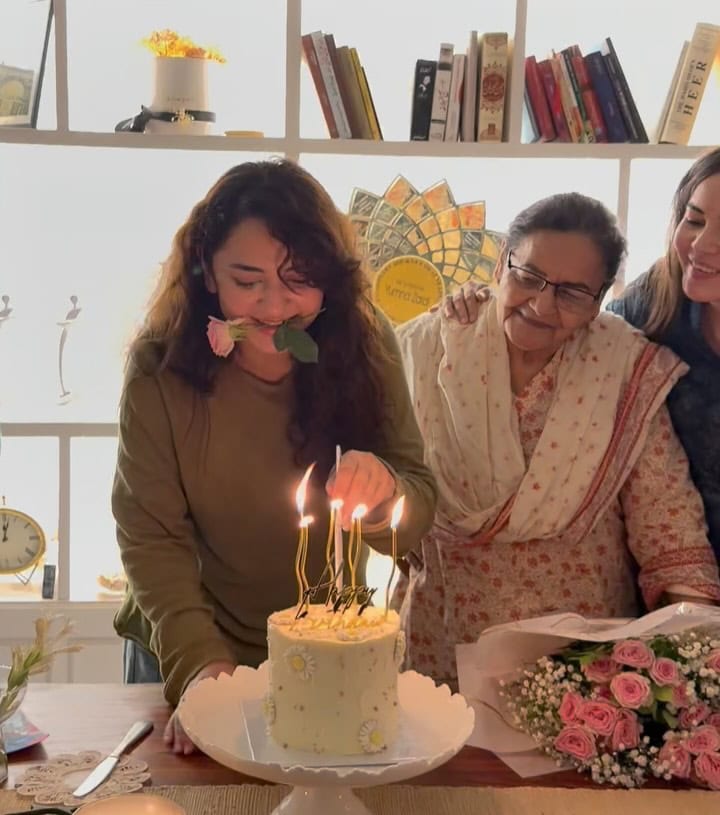 Yumna Zaidi Receives Birthday Surprise From Loved Ones Yumna Zaidi Receives Birthday Surprise From Loved Ones