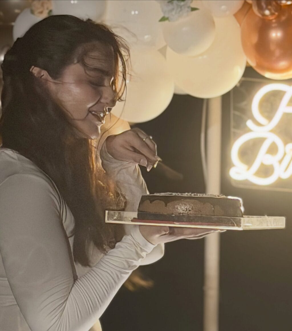 Yumna Zaidi Receives Birthday Surprise From Loved Ones Yumna Zaidi Receives Birthday Surprise From Loved Ones