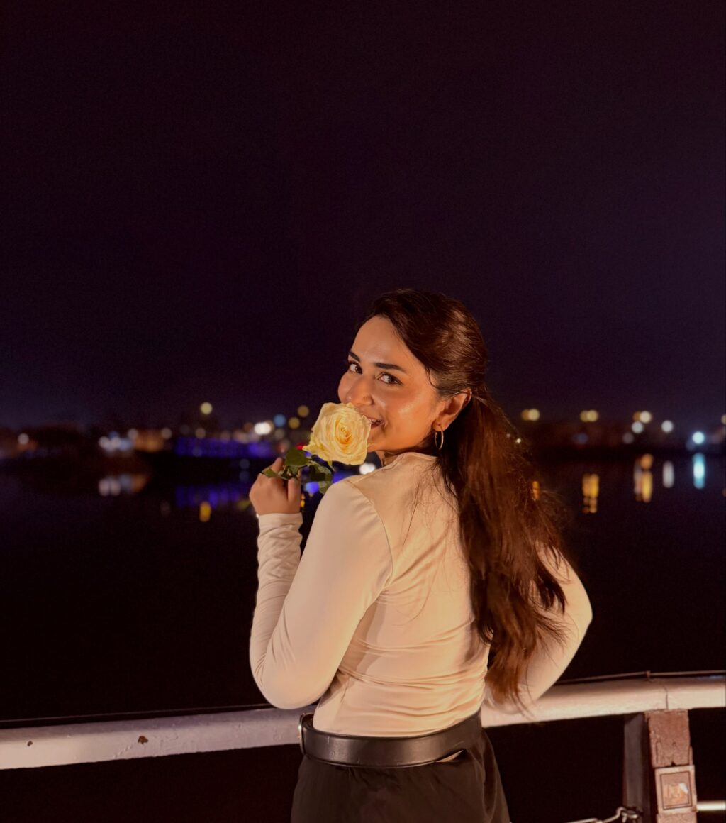 Yumna Zaidi Receives Birthday Surprise From Loved Ones Yumna Zaidi Receives Birthday Surprise From Loved Ones