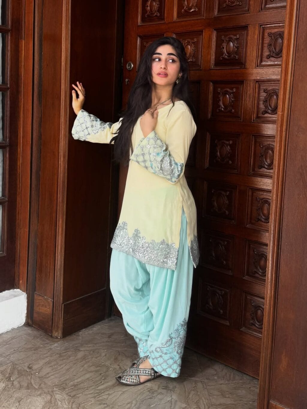 Zoha Tauqeer Criticized for Her Over Acting