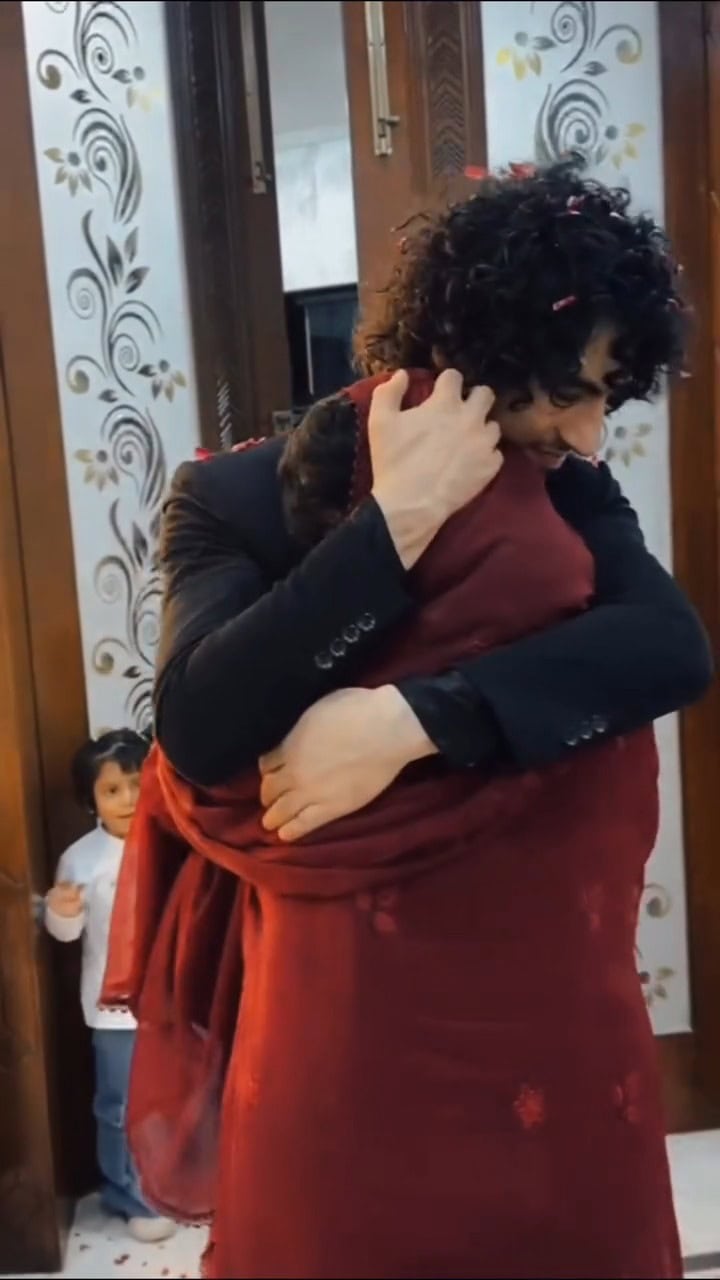 Hamza Joher's Wife Beautifully Welcomes Him After Tamasha Hamza Joher’s Wife Beautifully Welcomes Him After Tamasha