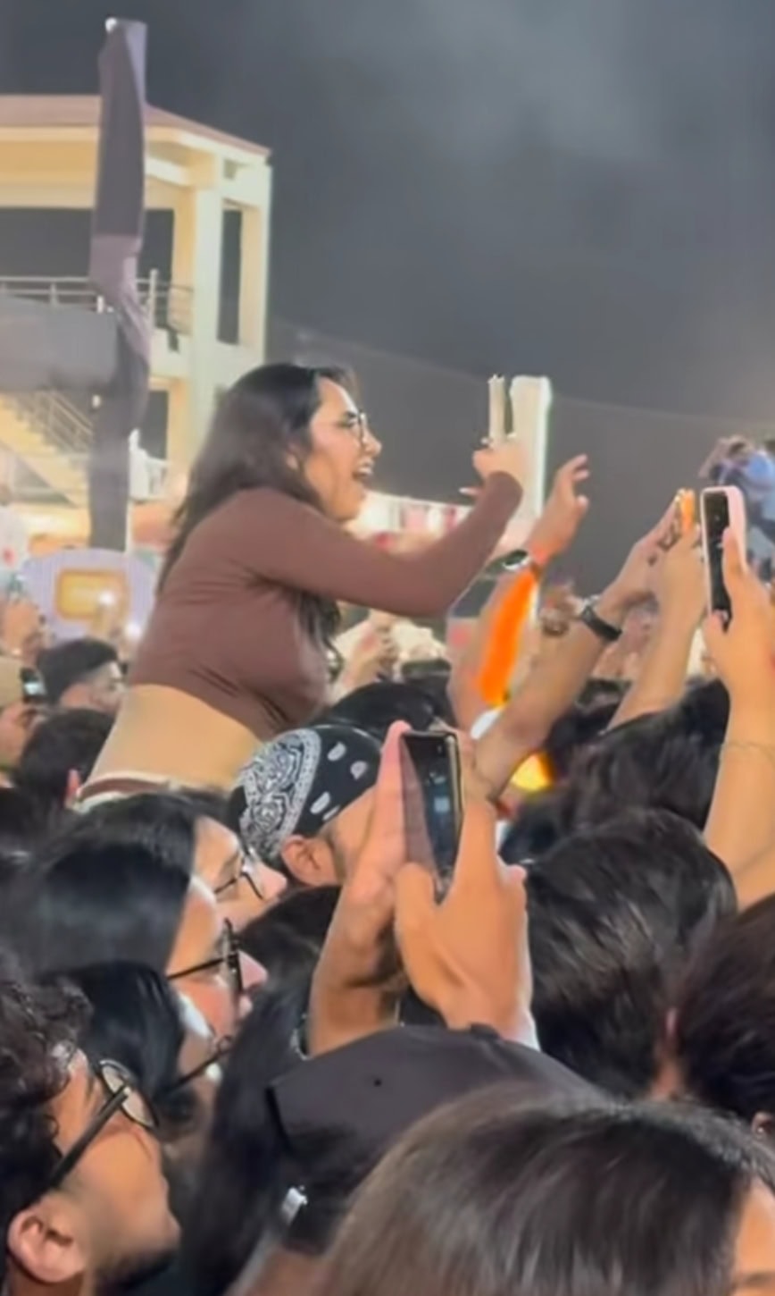 Desperate Fan At Hasan Raheem's Concert Heavily Criticized Desperate Fan At Hasan Raheem’s Concert Heavily Criticized
