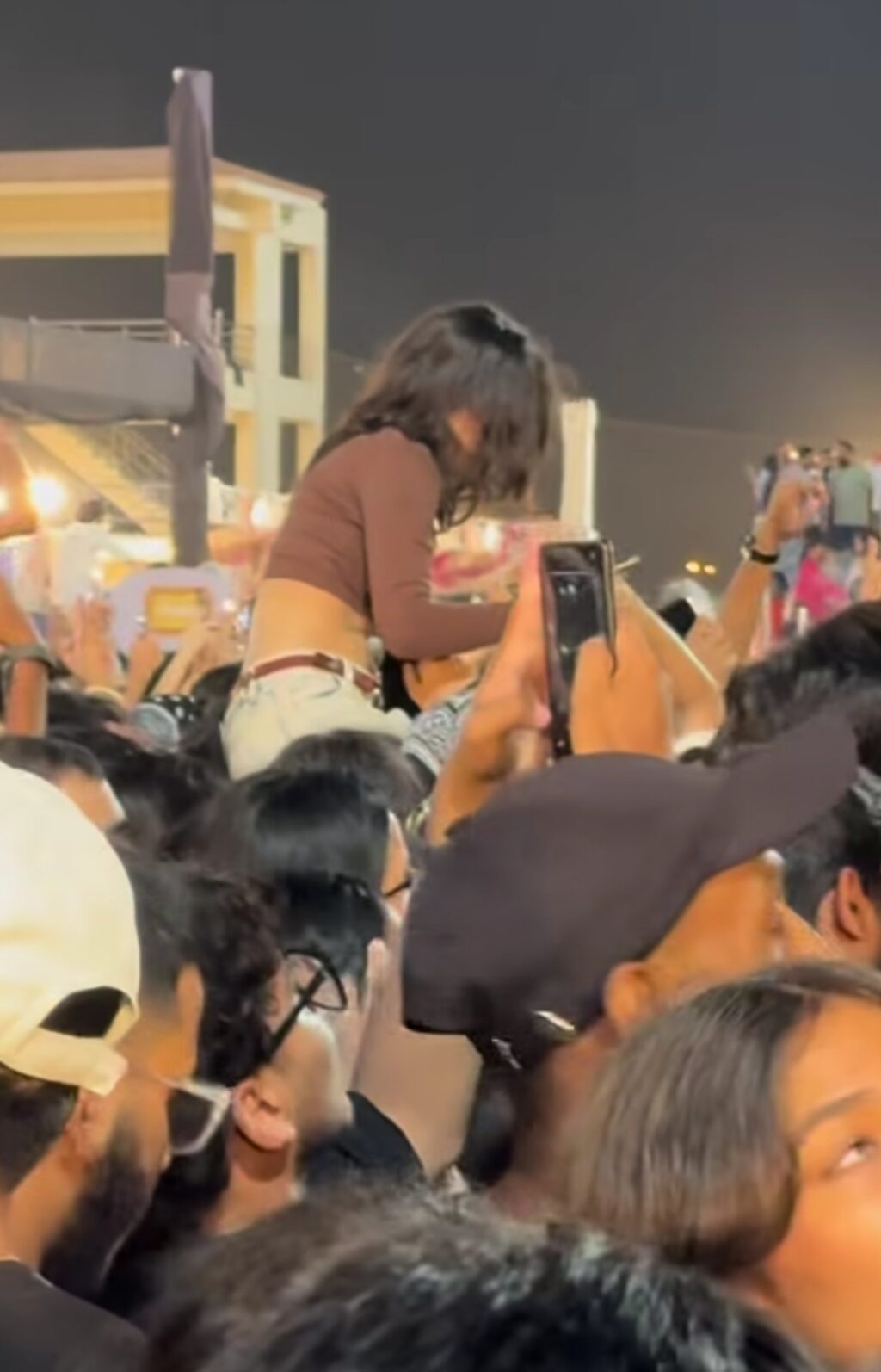 Desperate Fan At Hasan Raheem's Concert Heavily Criticized Desperate Fan At Hasan Raheem’s Concert Heavily Criticized