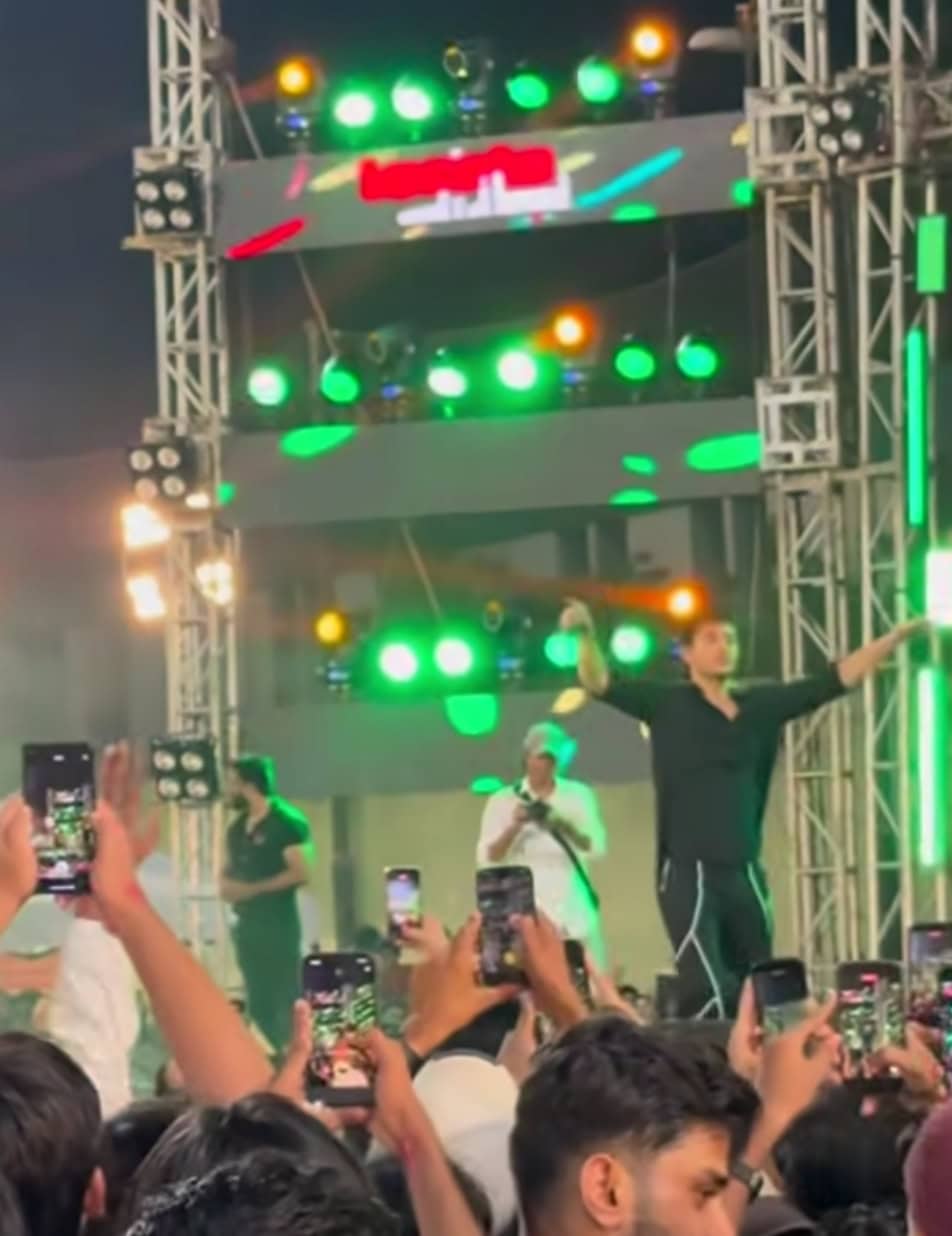 Desperate Fan At Hasan Raheem's Concert Heavily Criticized Desperate Fan At Hasan Raheem’s Concert Heavily Criticized