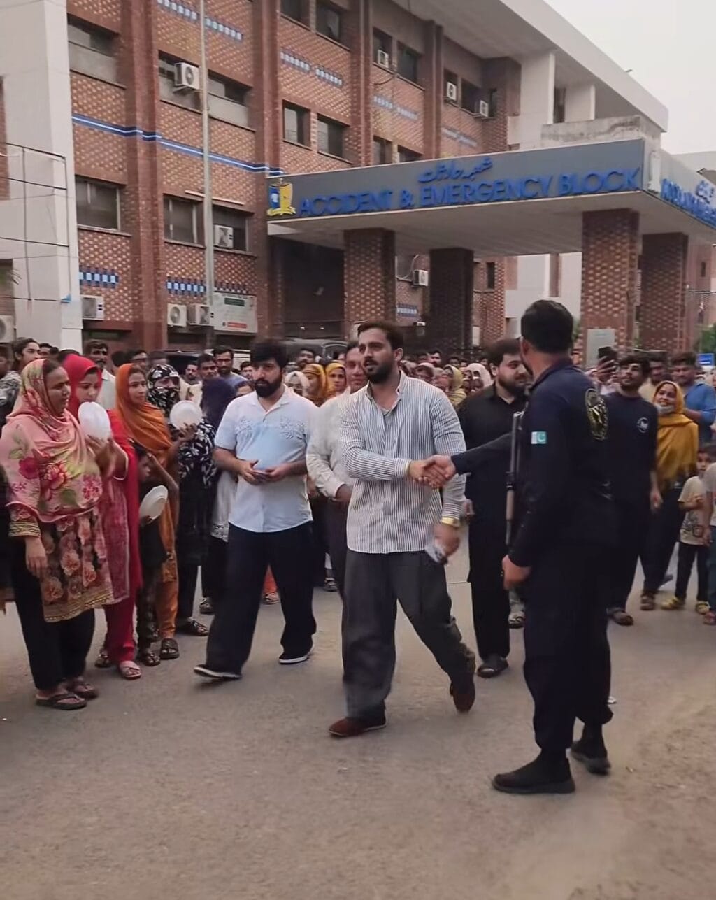 Public Reacts To Rajab Butt Joining Resham’s Niaz