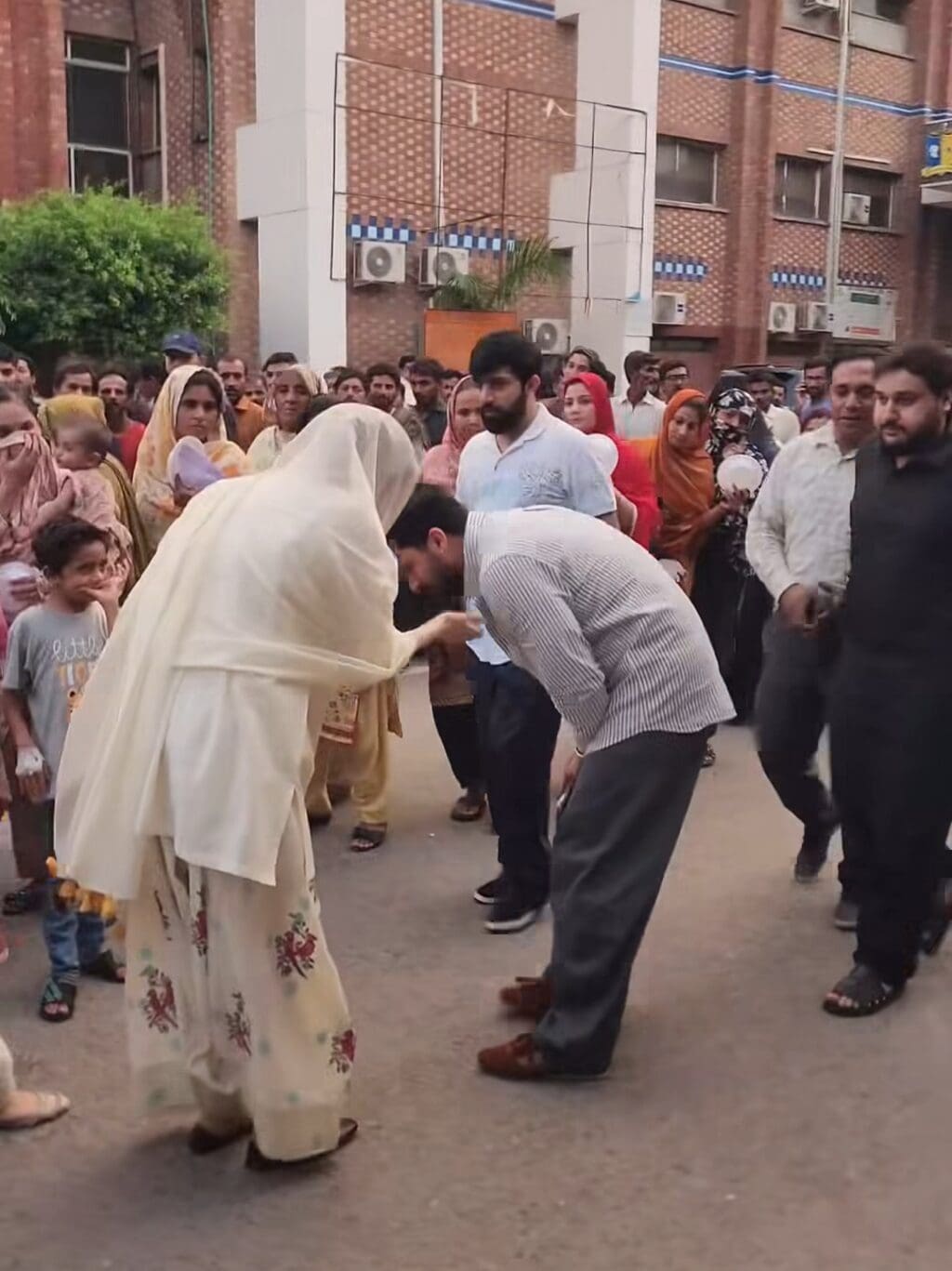 Public Reacts To Rajab Butt Joining Resham’s Niaz