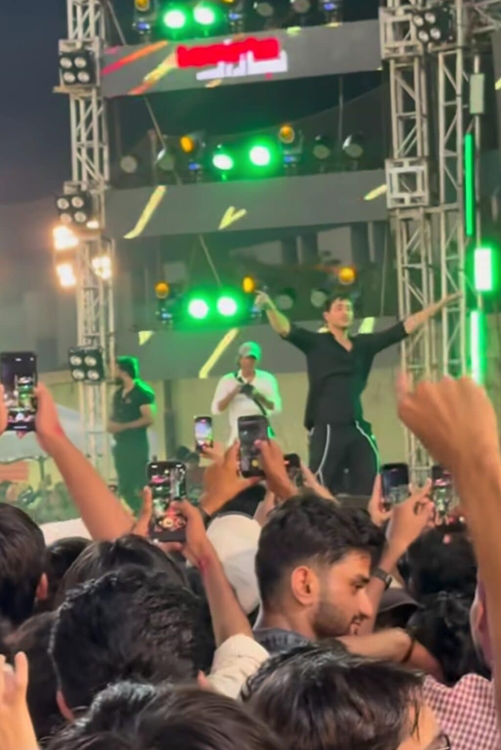 Desperate Fan At Hasan Raheem's Concert Heavily Criticized Desperate Fan At Hasan Raheem’s Concert Heavily Criticized
