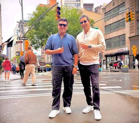 Wasim Akram Exposes Friend Fakhar e Aalam's Dancing Skills Wasim Akram Exposes Friend Fakahr e Aalam’s Dancing Skills