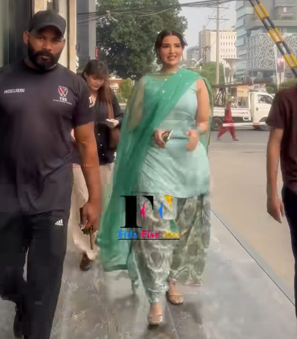 Hareem Farooq's Ill-Fitted Outfit Sparks Public Outrage Hareem Farooq’s Ill-Fitted Outfit Sparks Public Outrage