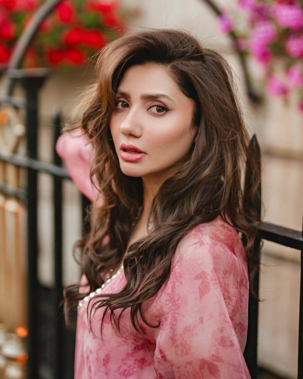 Mahira Khan Shows Off Her Baby Bump In Latest Appearance Mahira Khan Shows Off Her Baby Bump In Latest Appearance